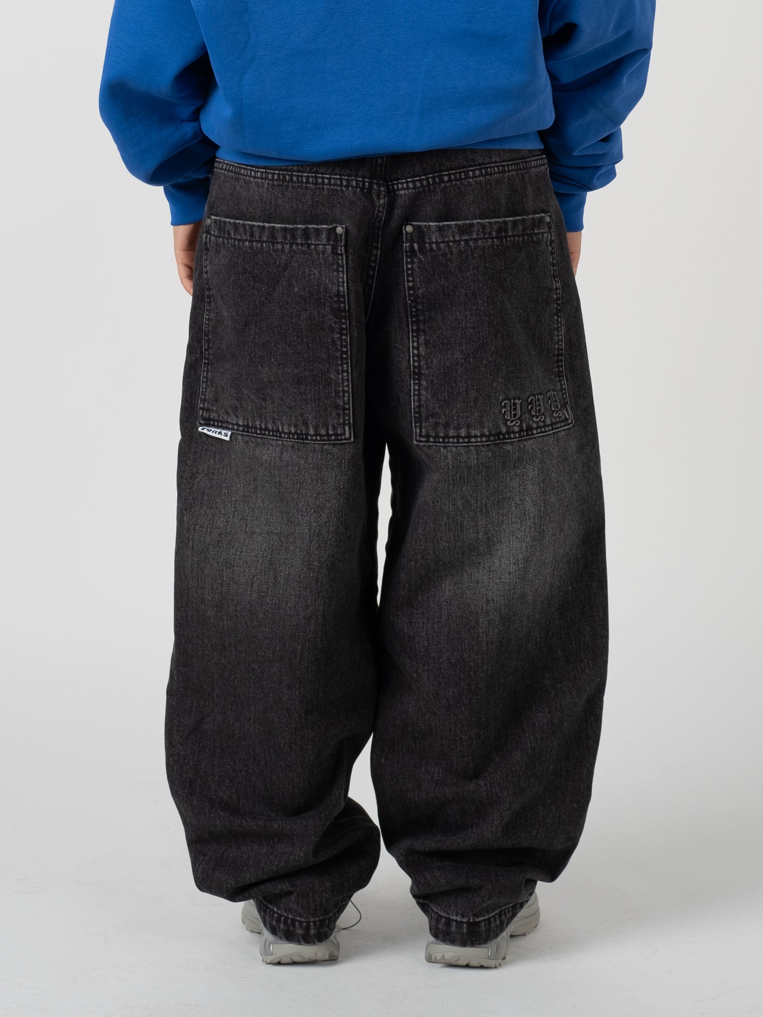 【YOURNUS】Even Charcoal Wide Denim Pants WIDE LEG DENIM PANTS WITH MINERAL WASH – S.R. STUDIO. LA. CA.